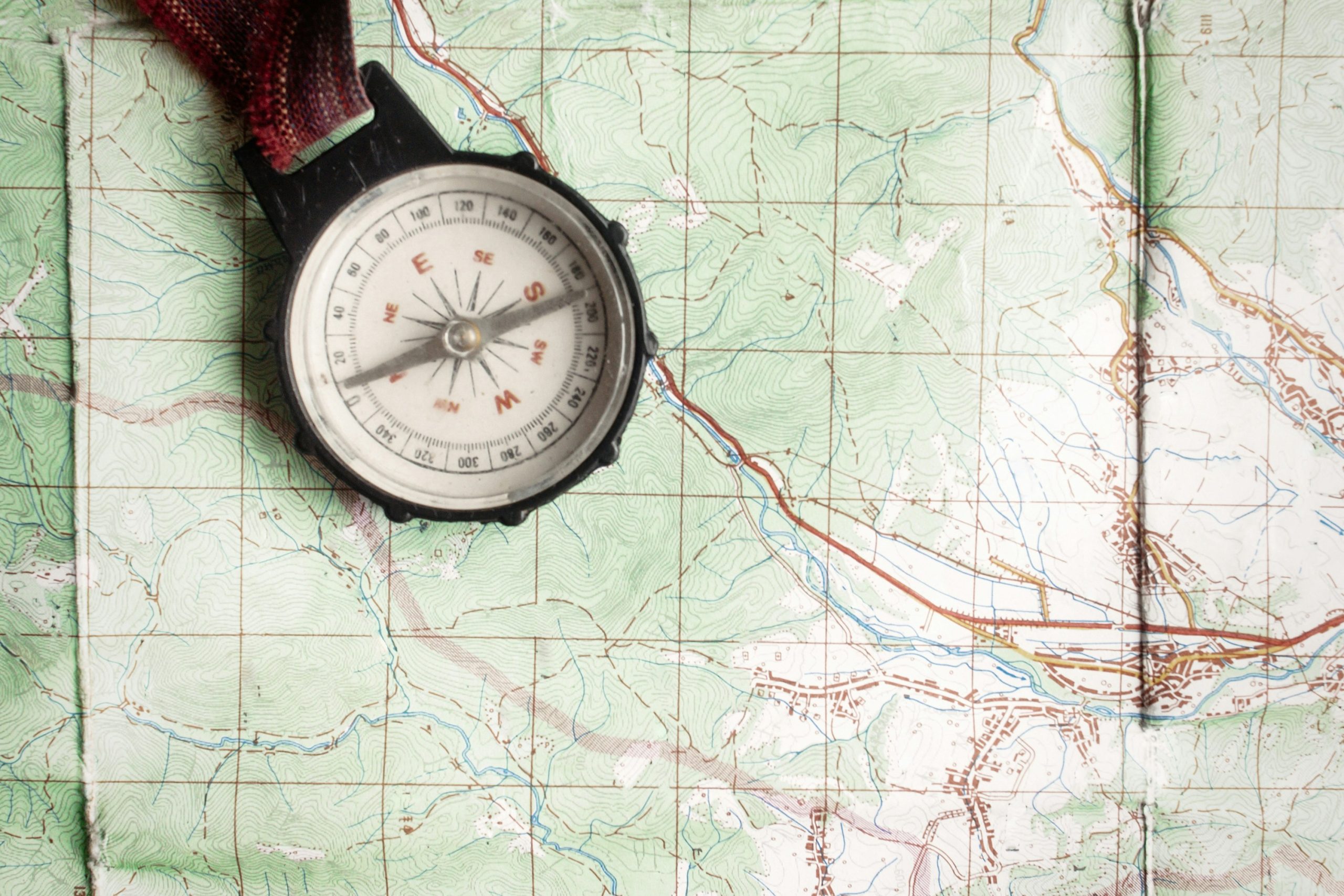 No-Grid Navigation: Map, Compass, and Mental Models
